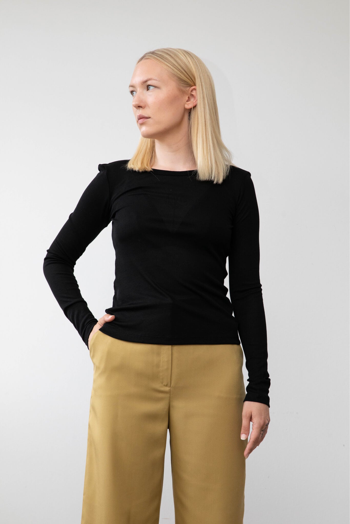 Sustainable top longsleeve tencel lyocell black front #color_black